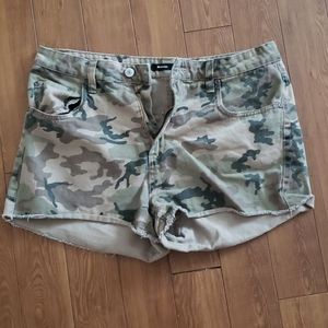 Camo jean highwaisted shorts
